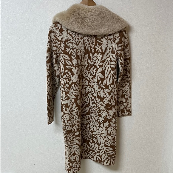 Elegant Brown and Cream Sweater with faux fur trim. women’s size M - Picture 3 of 3